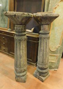 dars329 Pair of wooden columns, h 138, diam. cm26/28 - capital 40 x 40, 16th century